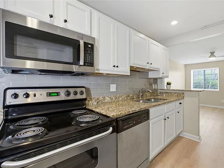 210 Sampson St NE #5 — Photo 14