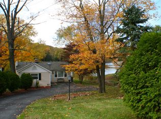 92 Lake Shore Rd E, Stockholm, NJ 07460