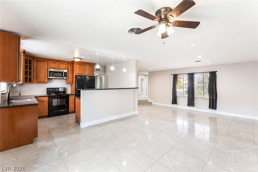 3 bed, 2.0 bath, 1780 sqft, $2,195 — Photo 3