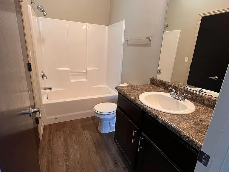 1014 E Walnut St — Photo 16