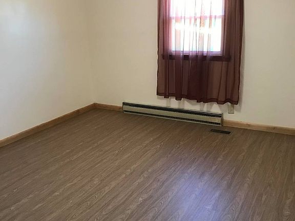 5th image of 410 Davis Ave