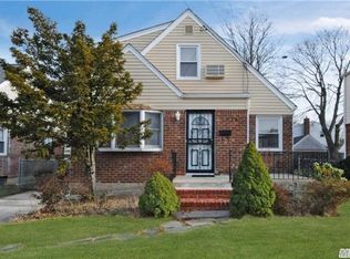 424 Emory Rd, Mineola, NY 11501