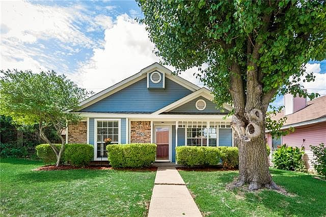 1st image of 220 Crooked Ln