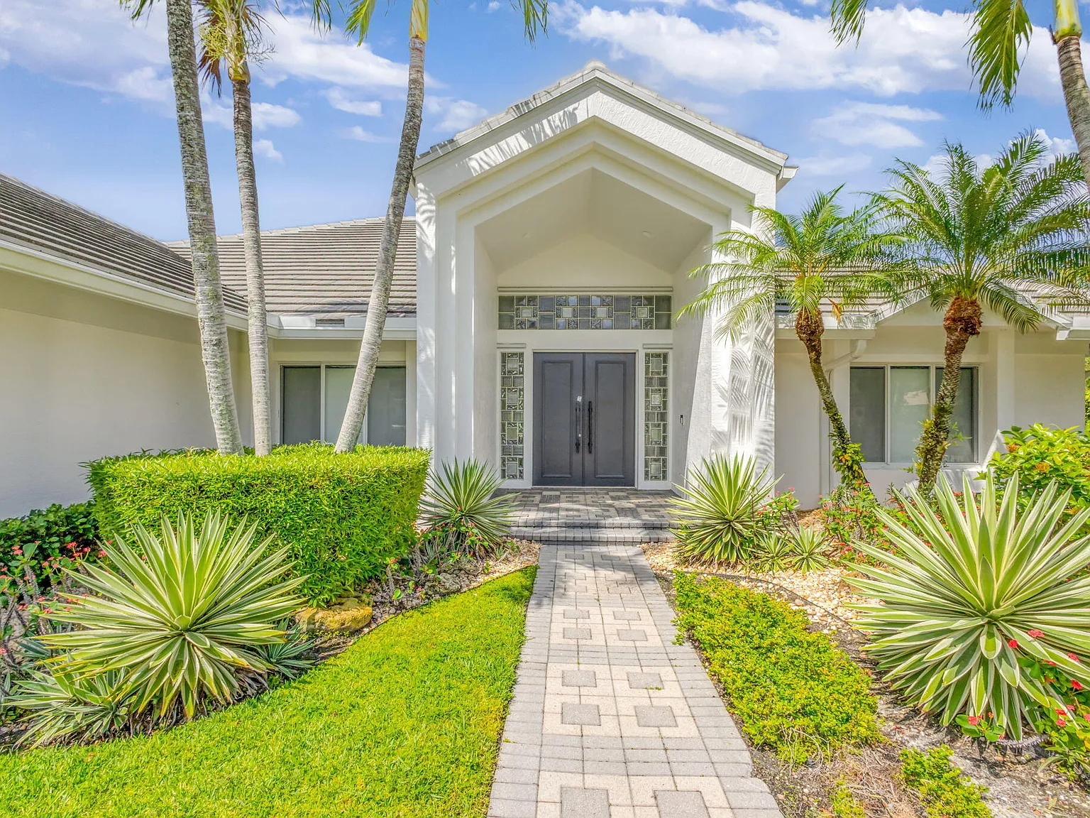 5 bed, 5.0 bath, 3738 sqft, $17,500 — Photo 2