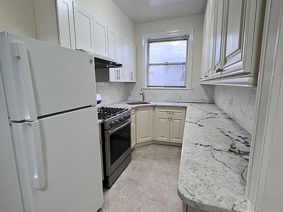 4th image of 2354 E 22nd St Floor 2