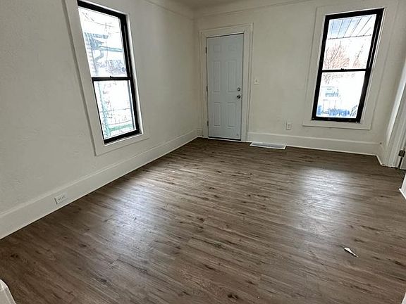 3rd image of 3202 W 71st St