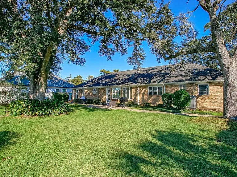 420 Fairfield Ave — Photo 2