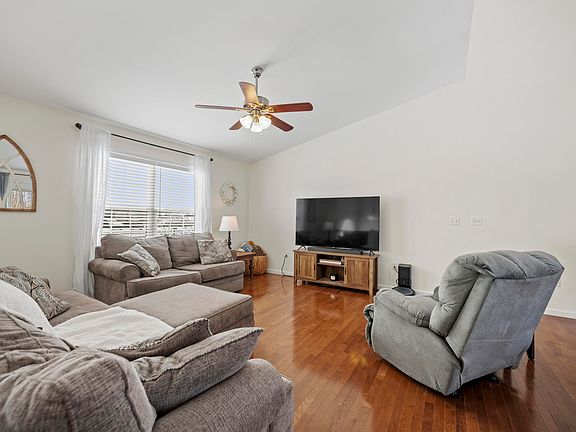 5th image of 209 Wilshire Way
