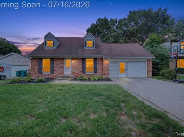 891 Devonshire Blvd, Brighton, MI 48116