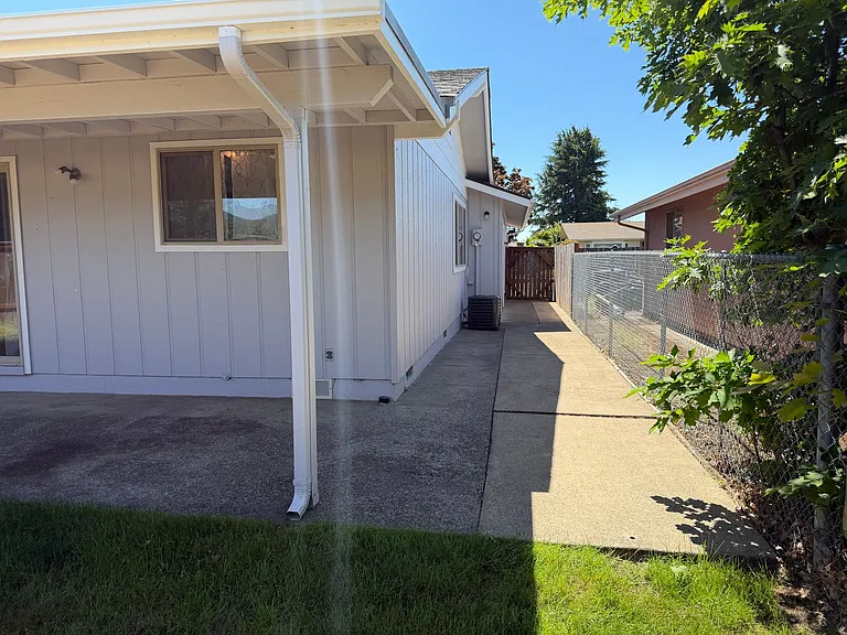 1422 Lawnridge Ave — Photo 10