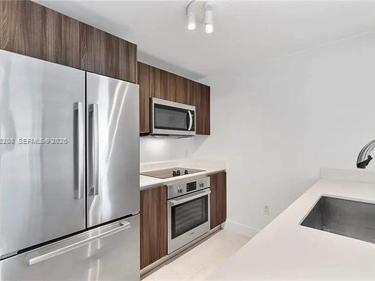 488 NE 18th St #1805 — Photo 3