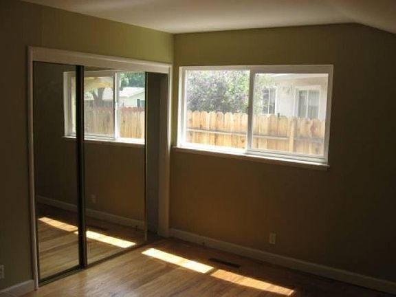 3rd image of 1300 Linden Dr