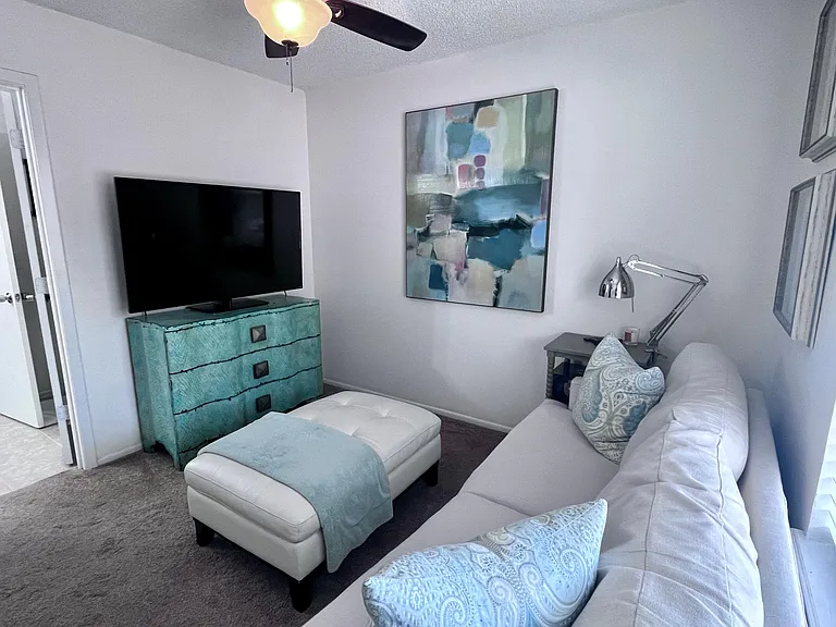 *Home is unfurnished*
*Prior tenant's furnishings*
