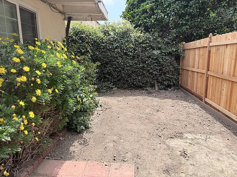 2605 S Bentley Ave — Photo 11