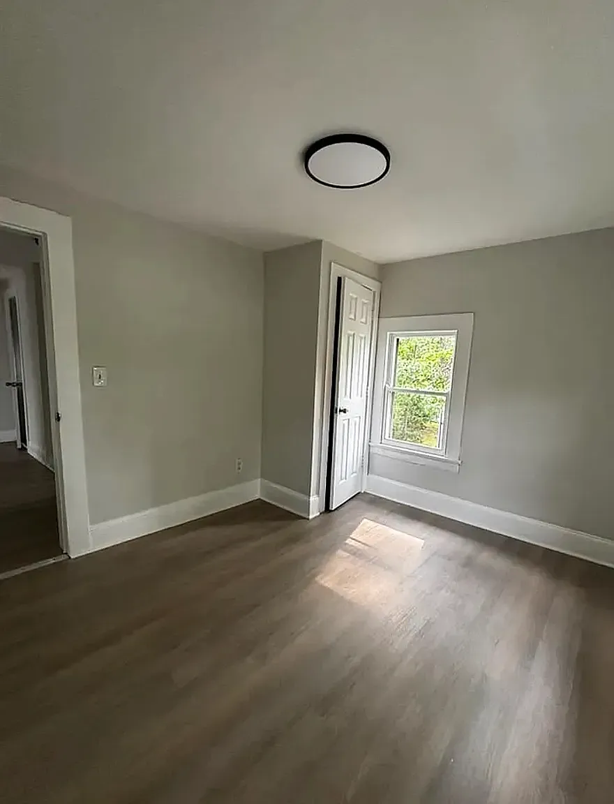 3 bed, 1000 sqft, $2,349 — Photo 4