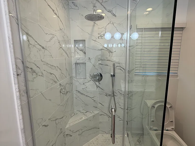 Master bathroom w/ full shower