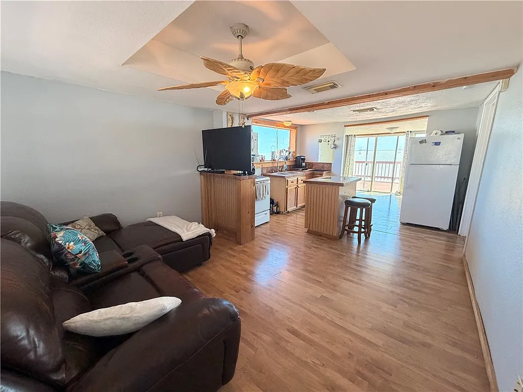 1 bed, 1.0 bath, 697 sqft, $1,600 — Photo 3