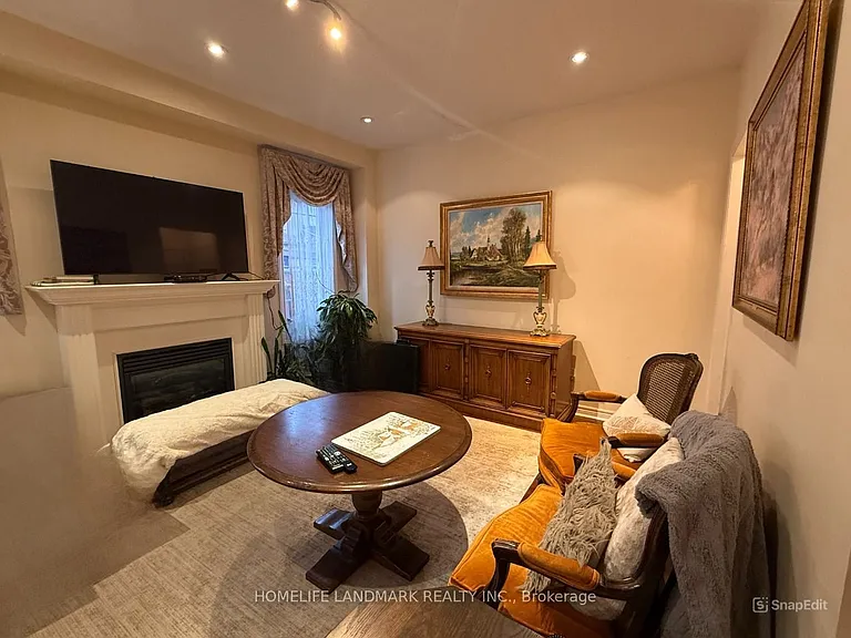141 Fox Hound Cres — Photo 2