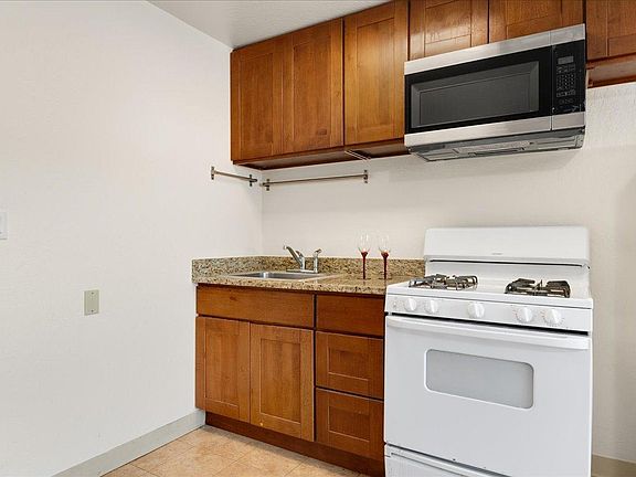 4th image of 21585 Montgomery St #A