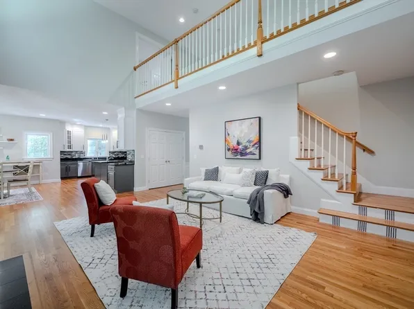 118 Colonial Ridge Dr, Boxboro, MA 01719