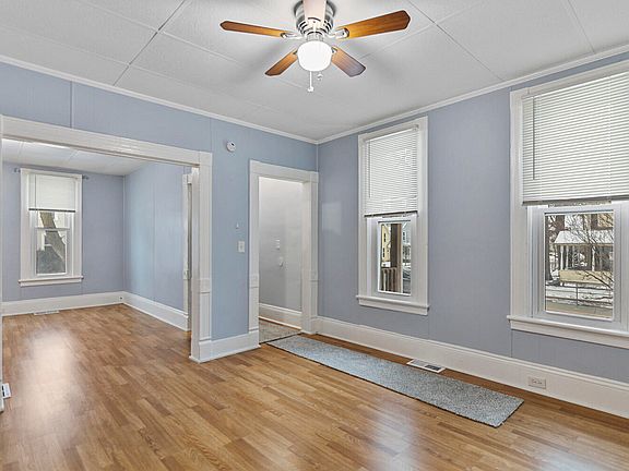 4th image of 301 Spencer St NE