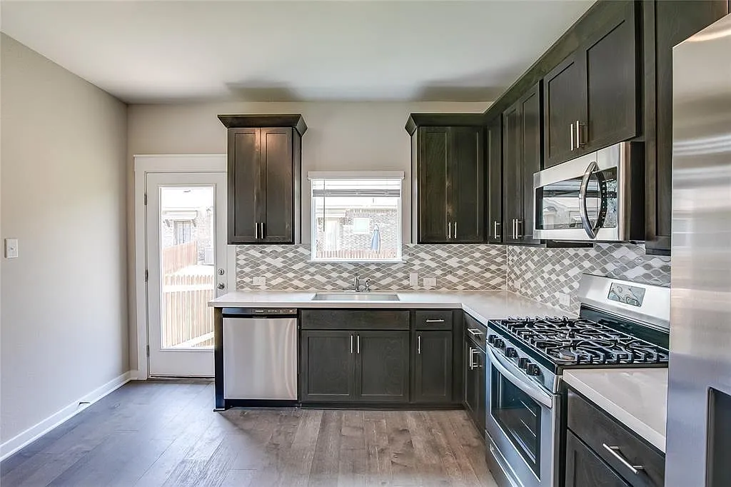 4 bed, 2.5 bath, 2124 sqft, $2,250 — Photo 3