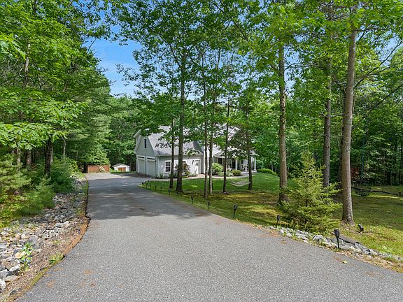 3rd image of 20 Acorn Ridge Road