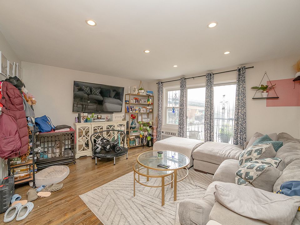 1st image of 2502 Crescent St #2