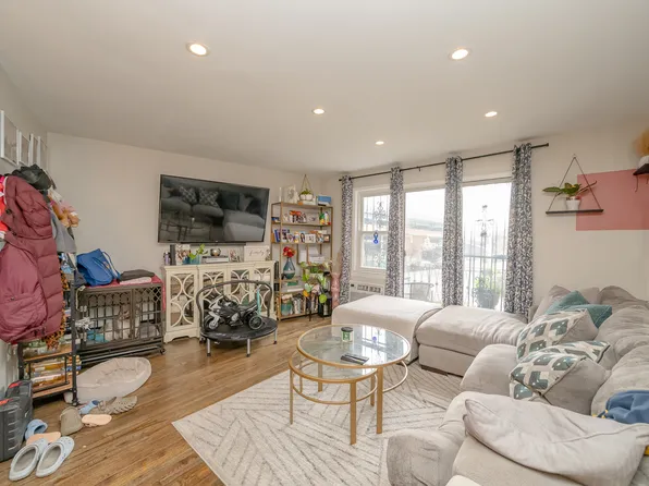 25-02 Crescent Street image 1 of 12