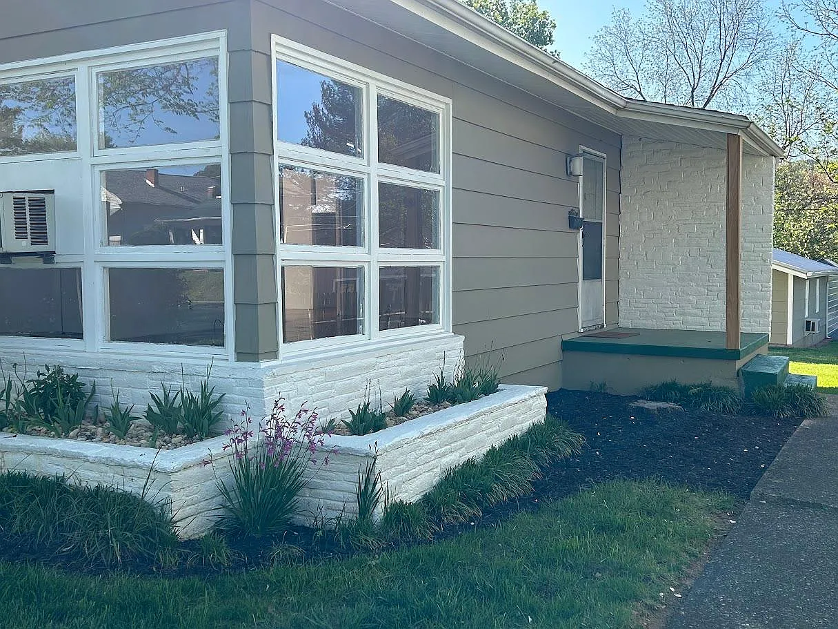 902 E Holston Ave — Photo 3