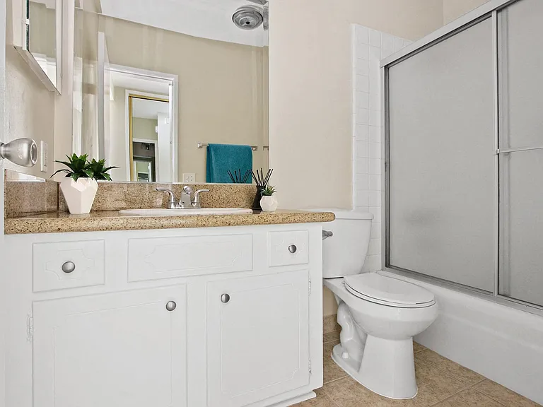 115 Doheny Apartments — Photo 16