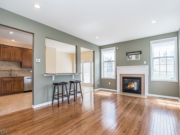 3rd image of 10 Greenwich Ct