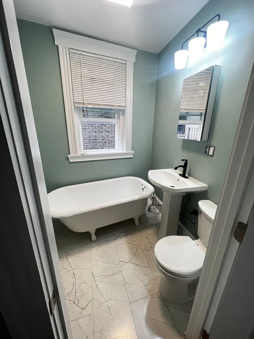 No Brokers Fee. Central Fenway Location, Hot Water Included, Laundry on a Site — Photo 3