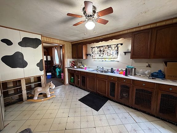 3rd image of 604 Oak St