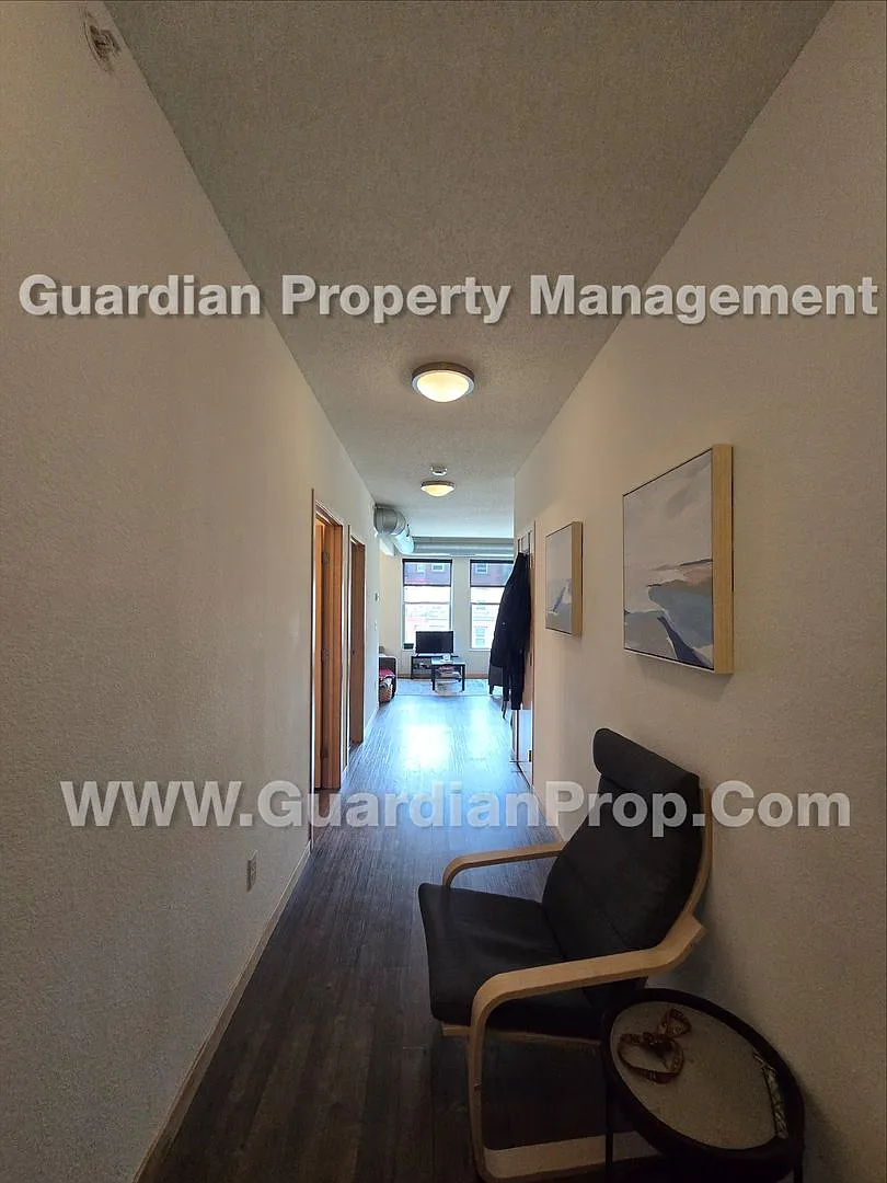 Marcy Holmes/Dinkytown 2 bd, 2 Ba, Dishwasher, 1 Parking Space, 1 Month Free — Photo 4