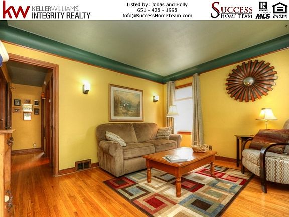 3rd image of 1136 Magnolia Ave E