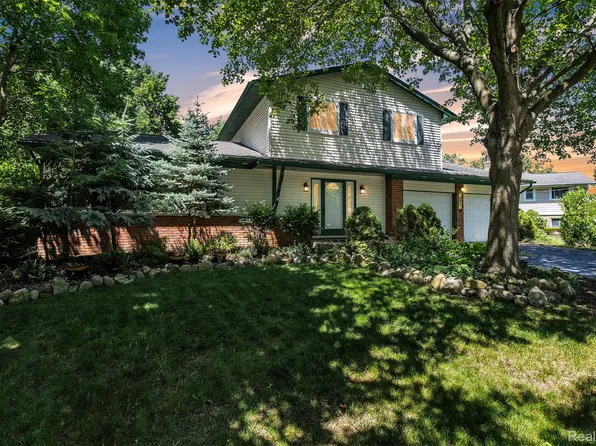 1840 Glen Iris Dr, Commerce Township, MI 48382