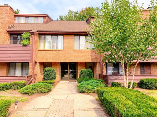 25 Stanley St APT B4, West Hartford, CT 06107