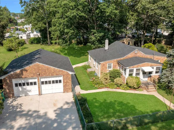 4 Lafayette Avenue, Mastic, NY 11950