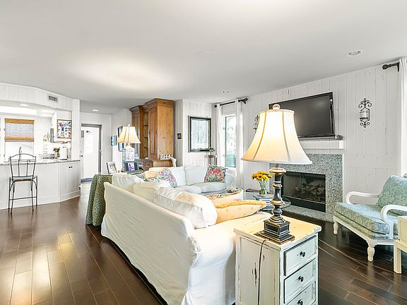 3rd image of 301 Yacht Harbor Ct