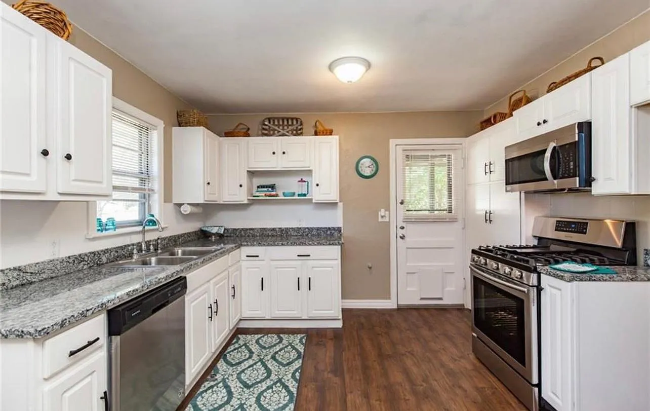 3020 Elmwood Ave — Photo 4