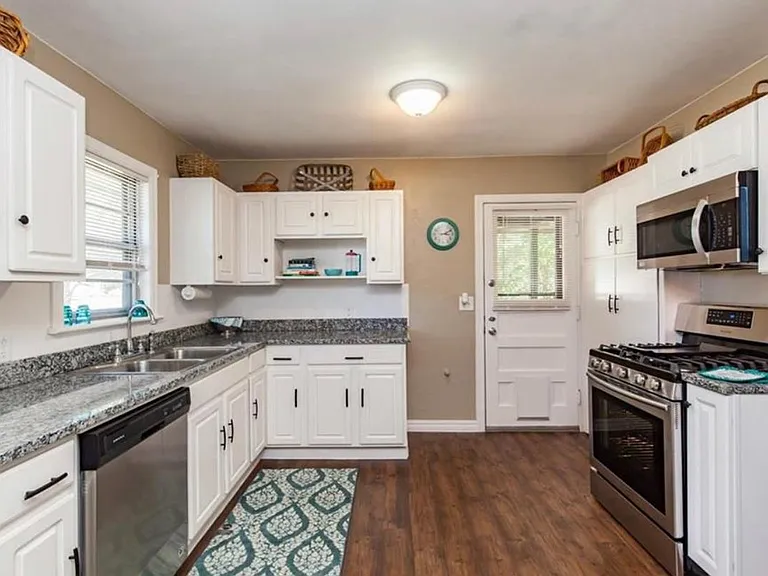 3020 Elmwood Ave — Photo 4