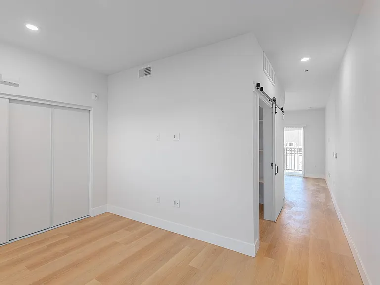 Pacific Heights II — Photo 14