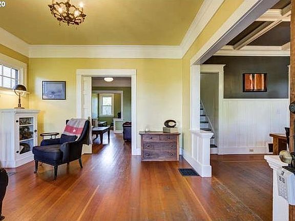 Entry/sitting room