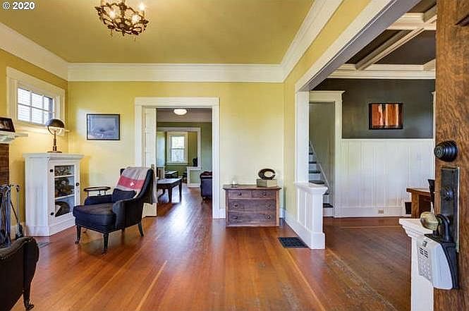 Entry/sitting room