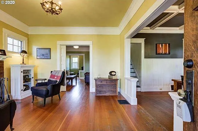 Entry/sitting room