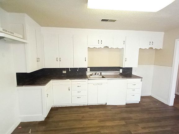 2nd image of 1225 W Garza St