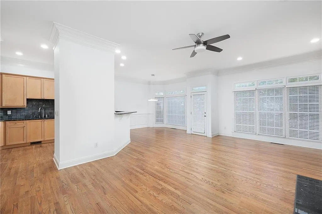 3 bed, 3.5 bath, 2070 sqft, $4,000 — Photo 4