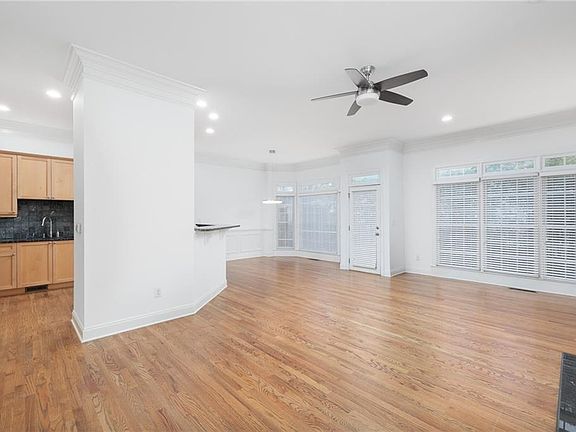 4th image of 5468 Wentworth St