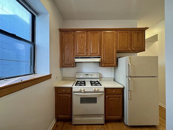 5th image of 817 N Hoyne Ave APT 2W